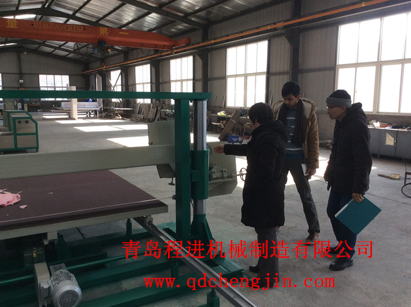 印度客戶前來公司對(duì)海綿平切機(jī)進(jìn)行試機(jī)