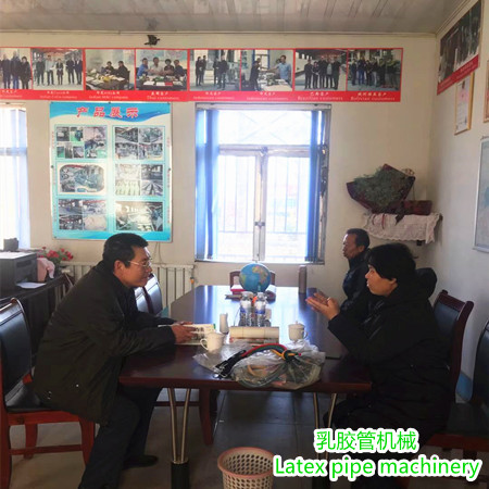南方客戶來公司考察乳膠發(fā)泡設(shè)備